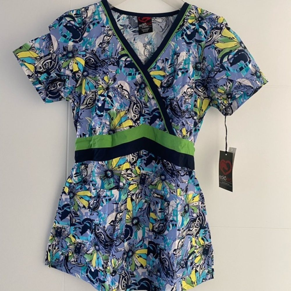 Eckored scrub top ⭐️ Host Pick ⭐️